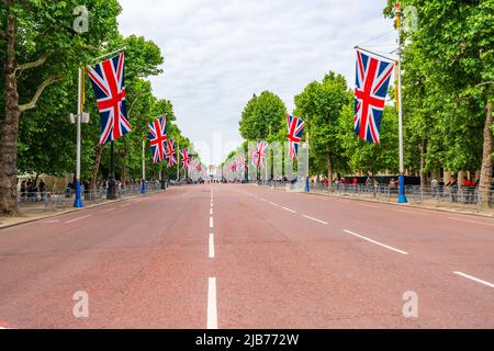 LONDON, Großbritannien - 03. JUNI 2022: Reihen von Unionsflaggen säumen die Mall, die Straße, die zum Buckingham Palace führt,`s Anlass der Feierlichkeiten zum Platin-Jubiläum der Königin Stockfoto